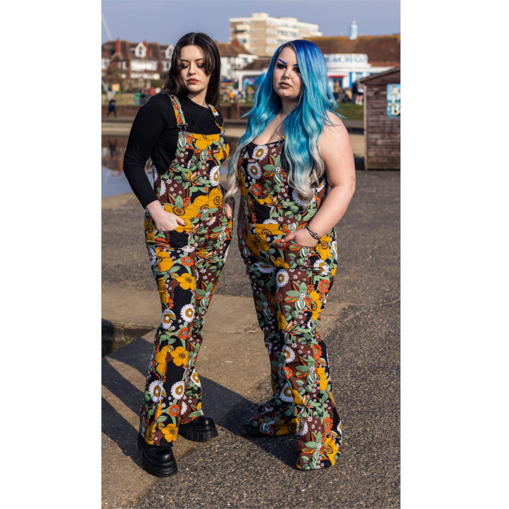 Run & Fly - Floral Skinny Flared Latzhose - Schwarz